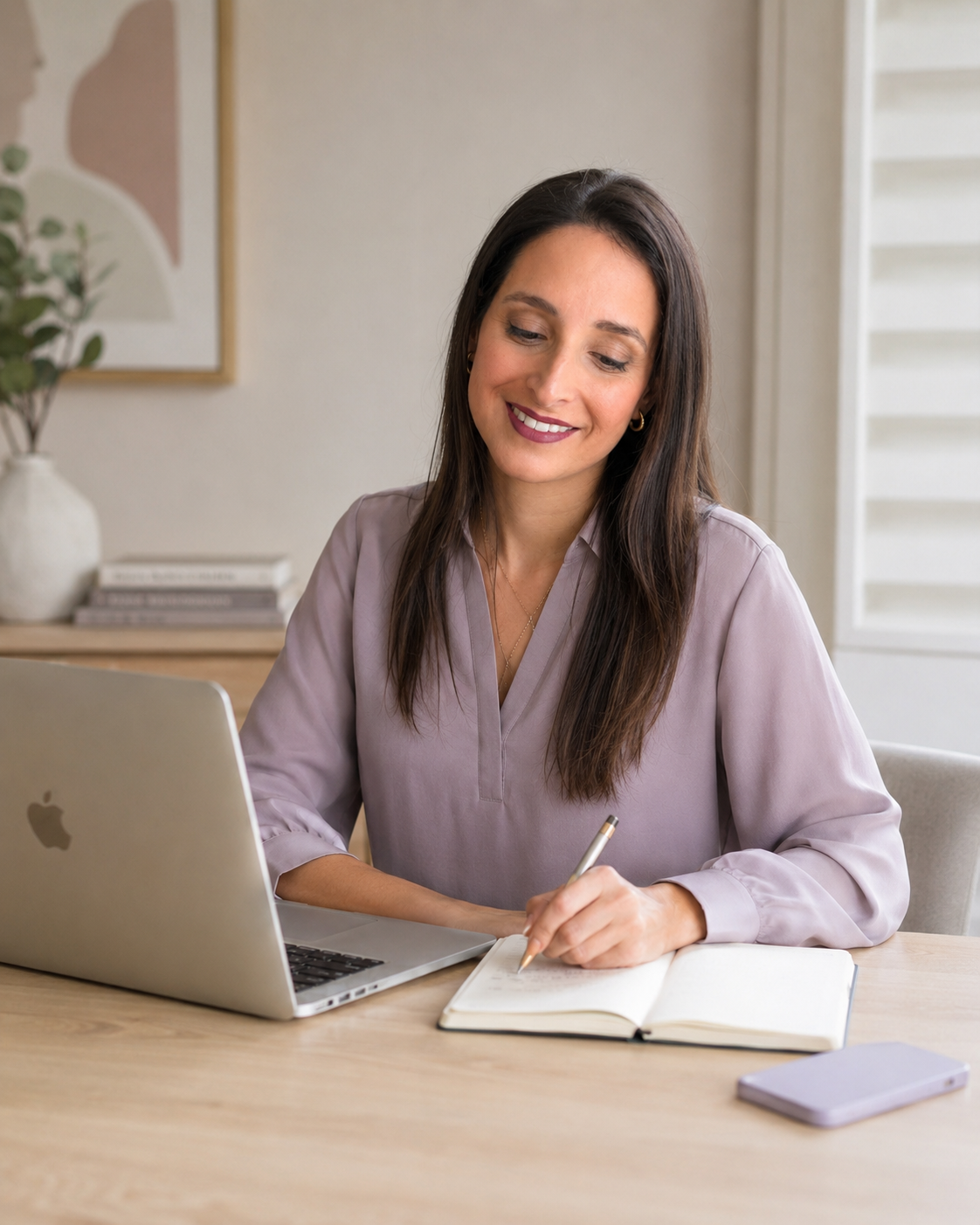 Silvia Ruiz, asistente virtual, trabajando en su escritorio